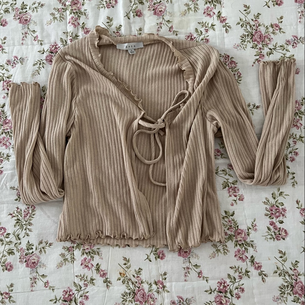 this is the perfect top to go over tank tops or shirts for cute outfits!